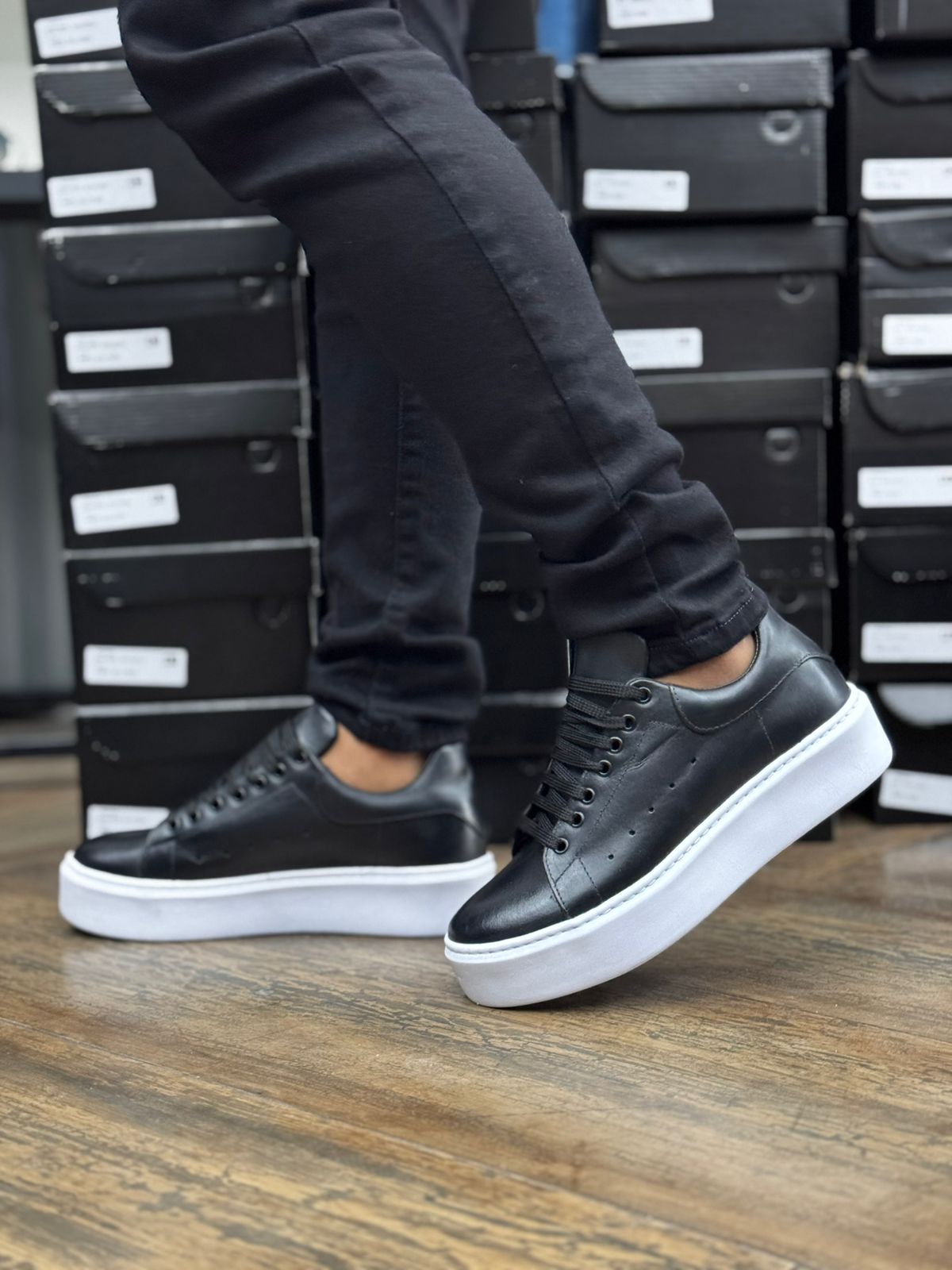 Sneaker Preto C Branco